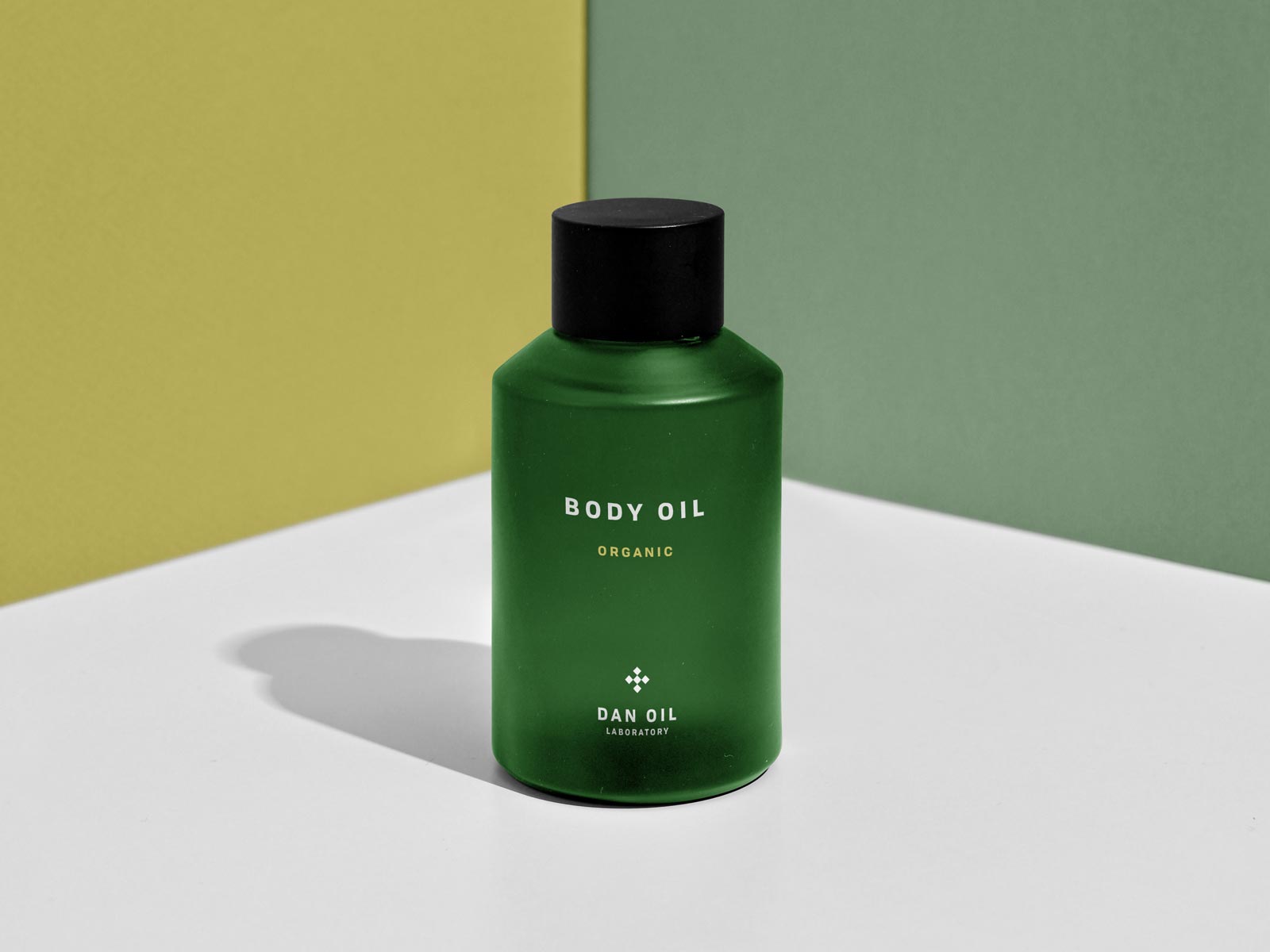 Free Body Oil Bottle Mockup PSD