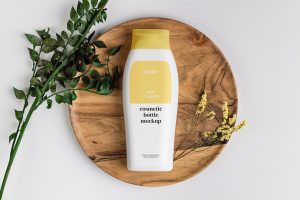 Free Shampoo / Conditioner Bottle On the Tray Mockup PSD